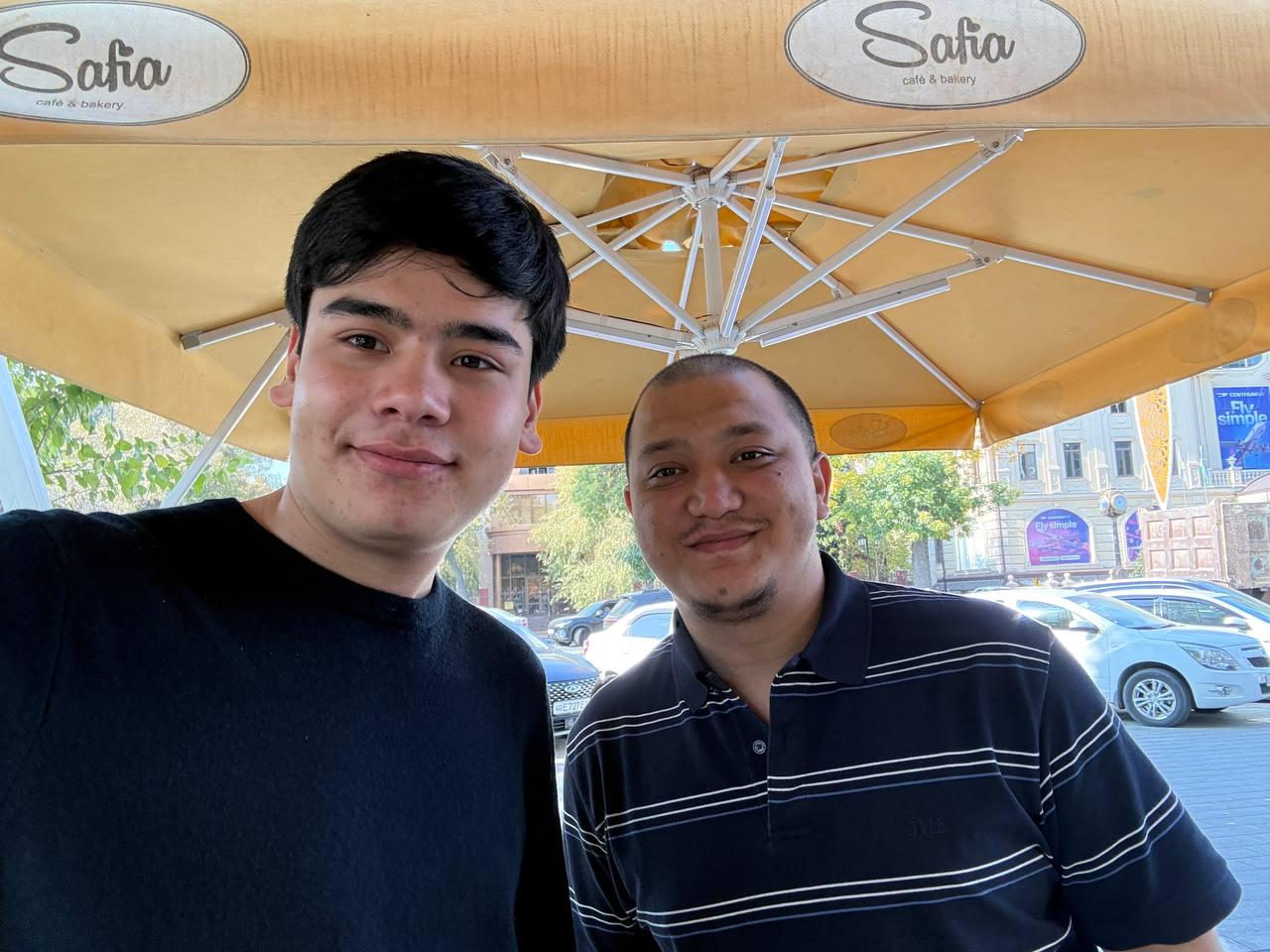 Two Academy members meeting up at a cafe